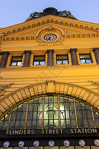 Flinders街车站旅行时间黄色建筑柱子建筑学火车站入口图片