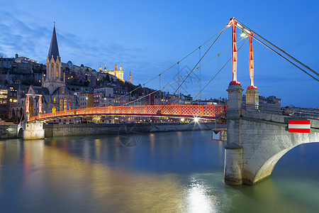 里昂与萨昂河和人行桥在夜间图片
