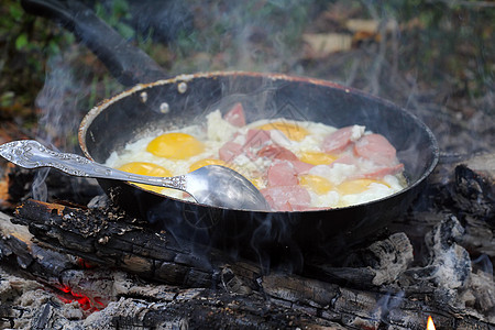 火烧鸡蛋的不寻常方式旅游壁炉方法旅行炙烤煎锅冒险烹饪香肠火光图片