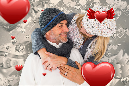 父子拥抱以冬天的方式拥抱幸福情侣的复合形象婚姻微笑感情金发浅色情怀妻子帽子亲密感羊毛背景