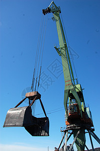 河港港口货运起重机装载煤煤炭工业货物图片