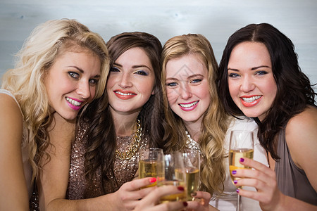 朋友喝香槟的复合形象 包括微笑酒吧木板计算机女士晚礼服酒精剥离木头活动图片