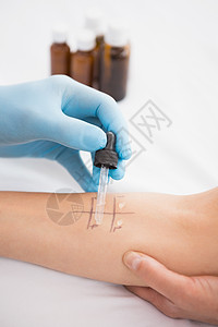 医生在病人身上做皮肤刺皮检查医疗考试手套试验咨询检查服务考场办公室工作服图片