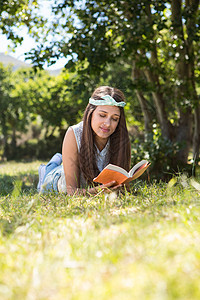 公园里漂亮的黑发美女读书图片