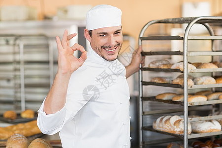 微笑的面包师亲手做一个好牌图片