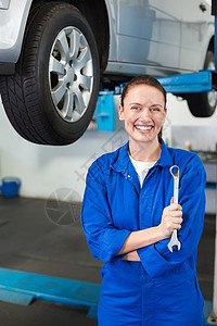 机械调整轮胎轮车轮女士车库机械师修理女性车辆汽车工程师职业扳手图片