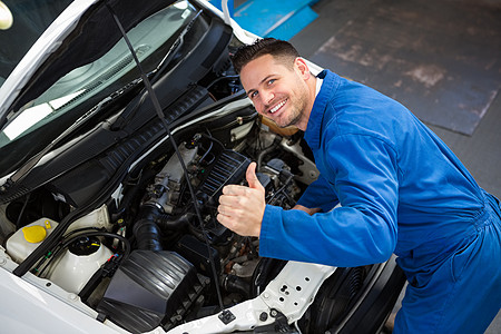 在车头罩下进行机械检查手势引擎蓝色机械师修理作坊服务微笑男性工程师图片