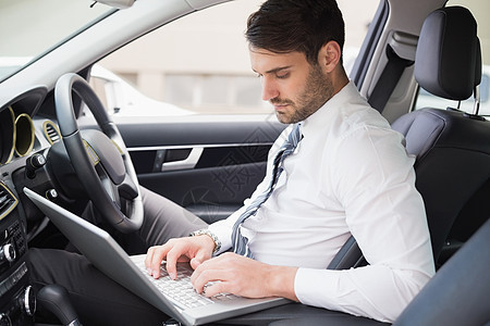 在驾驶座上工作的商家 司机商务驾驶专注领带男性人士汽车车辆零件技术图片
