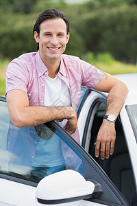 男人对镜头微笑运输服装男性休闲零件汽车双臂闲暇车辆背景图片