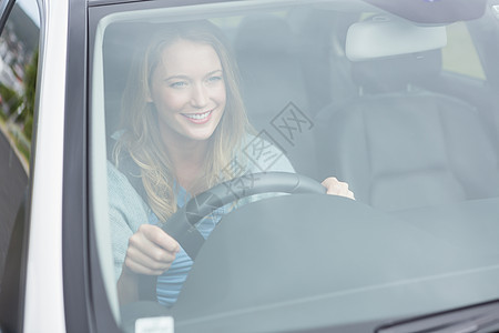女青年驾驶快乐车辆陆地女性女士挡风玻璃汽车运输方向盘旅行图片