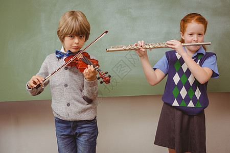 在课堂上玩笛和小提琴的学生音乐童年班级金发女郎头发瞳孔智力学校乐器教育图片