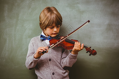 可爱的小男孩玩小提琴的肖像乐器小学学习学生音乐小学生爱好金发女郎课堂教育图片
