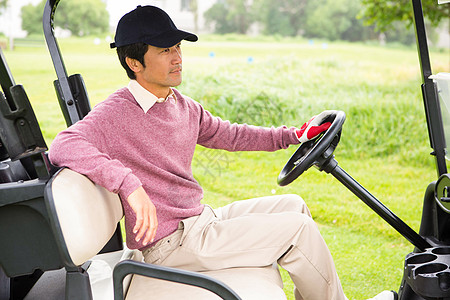 Golfer驾驶高尔夫球鼓爱好活动绿色假期多云毛衣背心时间运动员高尔夫球图片