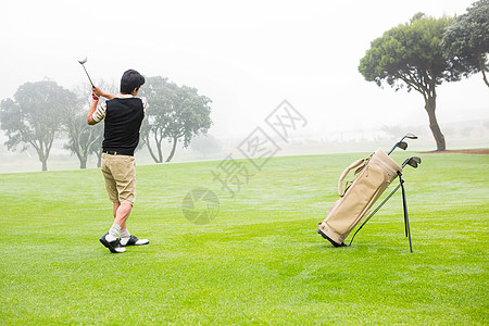 高尔夫球赛多云男性活动休闲运动员服装时间假期专注闲暇图片