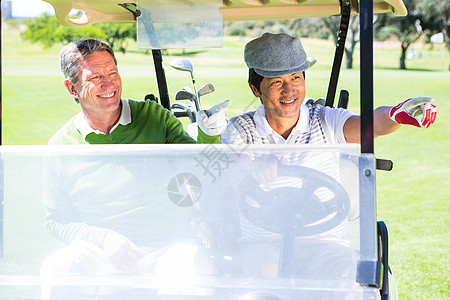 高尔夫朋友在高尔夫大鼓里开车假期服装手套休闲快乐活动晴天友谊高尔夫球微笑图片