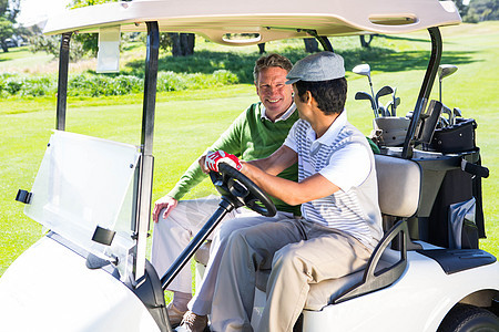 高尔夫朋友在高尔夫大鼓里开车服装老年爱好手套友谊假期高尔夫球运动活动微笑图片