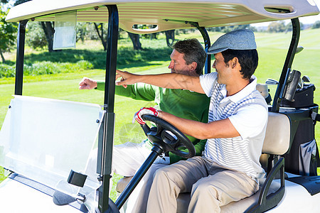 高尔夫朋友在高尔夫大鼓里开车爱好活动闲暇男性服装运动员手套友谊晴天老年图片