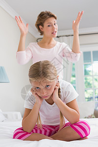 孩子生气母亲骂她淘气的女儿家庭住所斗争女孩孩子分歧公寓房子争议闲暇背景