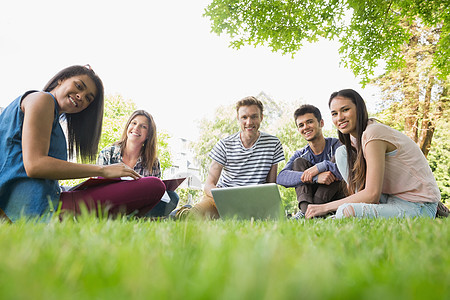 坐在校园外的快乐学生们电脑女性朋友教育学生微笑笔记本大学生女士学校图片