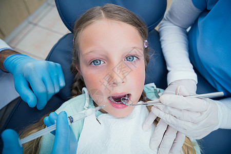 牙科医生和助助检查女孩牙齿工具医疗病人牙科保健诊所牙医青少年童年口腔科图片