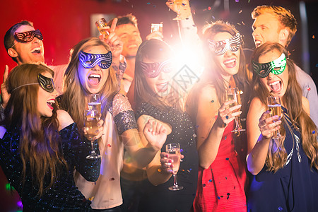 化装面罩的朋友喝香槟酒派对庆典男性气泡酒吧长笛男人夜生活女性闲暇图片