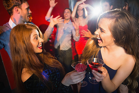 朋友一起玩乐快乐女性酒吧派对娱乐唱歌玻璃跳舞男性夜生活喜悦图片