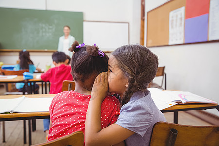 在教室低语的可爱学生女孩男生秘密学校知识同学们课堂老师小学生混血图片