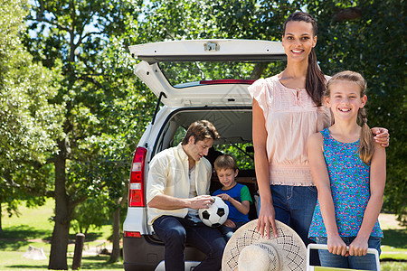 幸福的一家人准备上路旅行母亲女性父亲环境闲暇团结男生微笑活动汽车图片