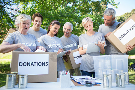快乐的志愿家庭拿着捐赠箱闲暇活动阳光男性机构农村女性盒子社区服务图片