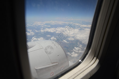 空中飞机窗口 有天空和云彩的风景飞行器天际土地蓝色旅行机票目的地运输技术地平线图片