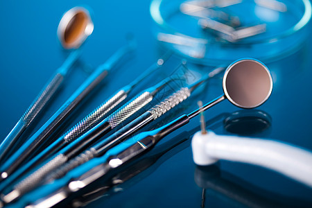 牙医办公室的牙科器械和工具探险家乐器镜子医生卫生口腔科刮板药品外科牙科医学图片
