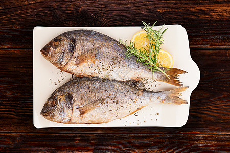 海产食品 奢华的地中海风格草药动物砧板胡椒子迷迭香海洋烹饪午餐鲷鱼活力图片