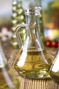 含橄榄油的咖啡馆 地中海农村主题草药木头油壶烹饪液体蔬菜宏观食物玻璃美食图片