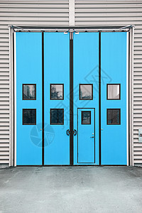 一座仓库大楼上的蓝色停车场门图片