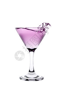 粉色液体在马提尼杯中喷洒 孤立在白色背面g图片