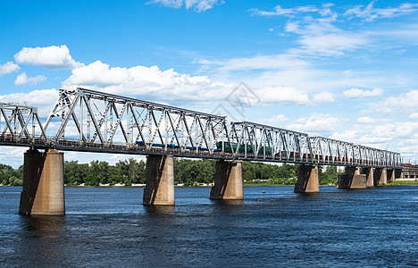 基辅的铁路桥梁横跨第尼佩尔河 配有货运列车梯形货物车皮平台码头轨道立交桥运输商品建筑学图片