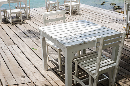 白椅子和白桌桌子休息闲暇天堂海岸支撑场景风景海岸线旅行图片