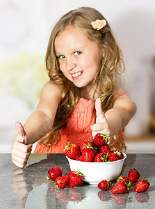 带草莓的小女孩饮食甜点浆果女性幸福孩子食物女孩喜悦营养图片