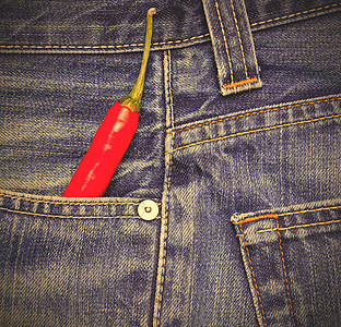 牛仔裤口袋中的辣椒辣椒背景图片