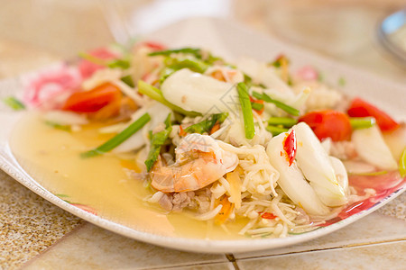 海食沙拉在盘子上鱿鱼蔬菜白色美食餐厅胡椒营养海鲜乌贼午餐图片