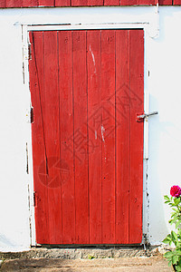 挪威弗罗斯塔农场的红色谷仓门图片