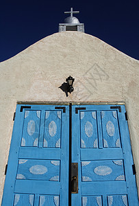 新墨西哥州San Ysidro教堂蓝门图片