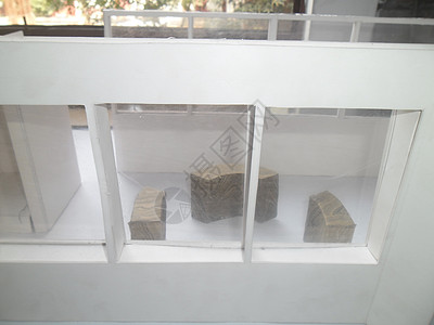 带有圆桌座位空间和大窗口的建筑模型结构建筑学职业木头塑料沙发框架房子长椅地面住宅图片