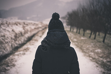 女孩在冬天散步背景图片