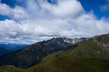 阿尔卑斯山脉的春天风景花朵乡村远景全景蓝色季节性季节草地地面天空背景图片