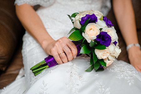 新娘手中的美丽的婚礼花束子庆典首饰玫瑰订婚裙子传统女性家庭女士仪式图片