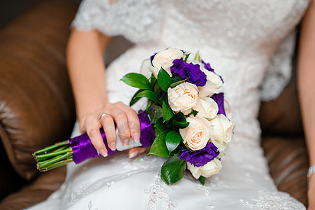 新娘手中的美丽的婚礼花束子家庭成人衣服蕾丝戒指婚姻晴天玫瑰手臂已婚图片