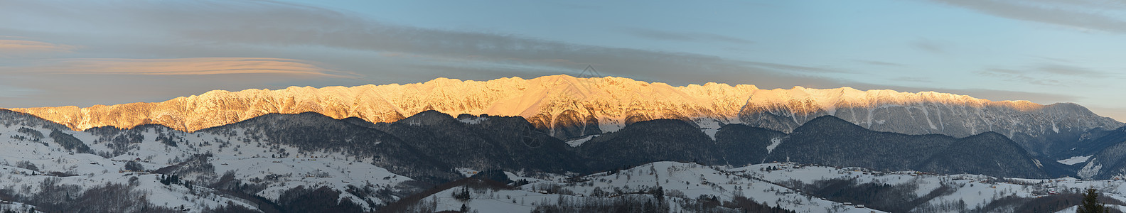 高山风景有雪和云覆盖的峰值 望向皮亚特拉克雷乌卢伊山脉 日出时全景图片