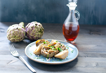 青红土豆粉色 配有黄沙拉 甘蓝醋和盐土豆状态巧克力桌布食品饮食晚餐美食家三物文化香菜图片