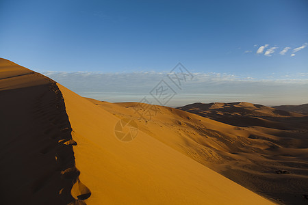在摩洛哥撒哈拉的Dunes 多彩 充满活力的旅行主题阴影勘探探险家口渴太阳红色全景干旱沙丘黄色图片
